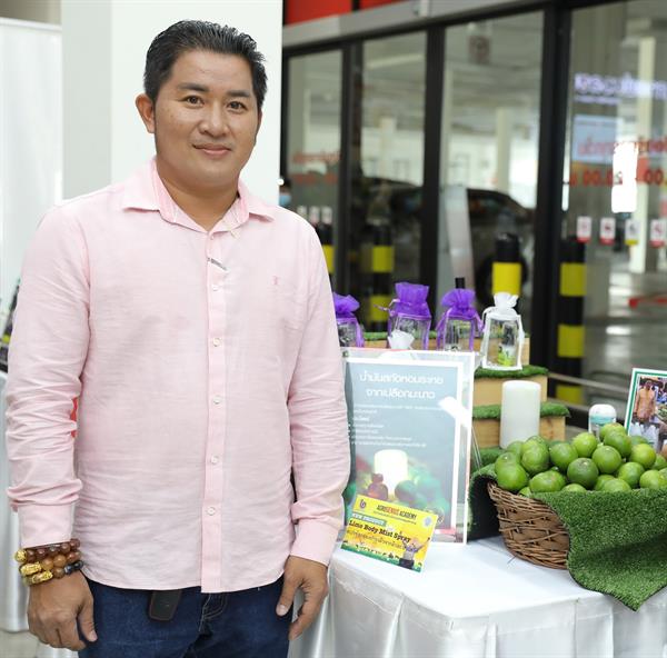 วิวัฒน์ พริ้งจำรัส ปั้น ปรุง เปลี่ยน “มะนาว” สู่ธุรกิจเกษตรอุตสาหกรรม นักรบเกษตรสายพันธุ์ใหม่ ที่เติบโตเคียงข้าง “แม็คโคร” กว่า 10 ปี “ทำอย่างไรถึงจะช่วยเกษตรกรชาวไร่ปลูกมะนาวในจังหวัดเพชรบุรีให้ขายผลผลิตได้ตลอด”