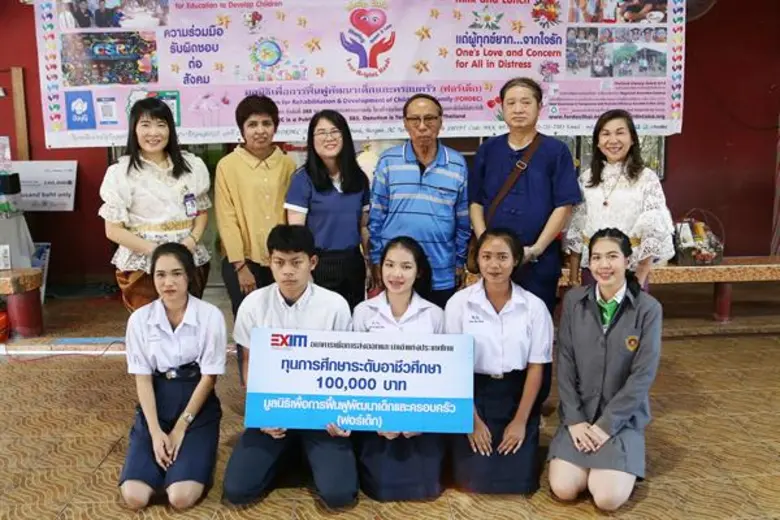 ดร. น้องนุช เหล่ามณีรัตนาภรณ์ (ที่ 3 จากซ...