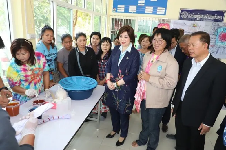ก.แรงงาน นำทัพ ฝึกอาชีพ กลุ่มแรงงานอิสระบ้านแพ้ว