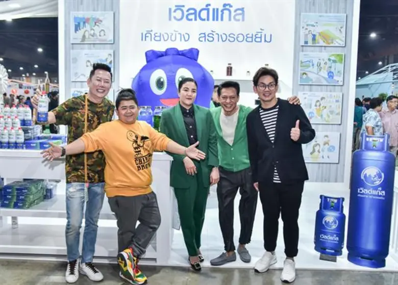 ชมกมล พุ่มพันธ์ม่วง (กลาง) ประธานเจ้าหน้า...