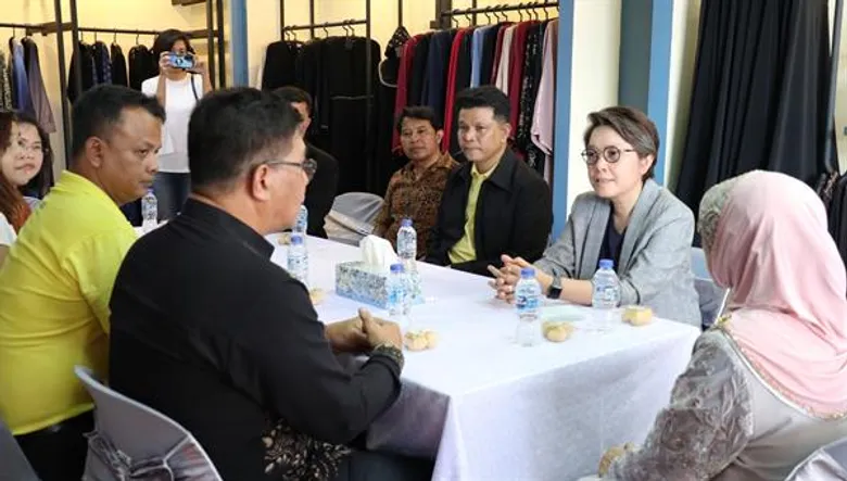 SME D Bank ลงพื้นที่เยี่ยมกิจการลูกค้า หนุนเข้าถึงสินเชื่อ SME D ยกกำลัง 3 พร้อมตรวจเยี่ยมให้กำลังใจและมอบนโยบาย สาขานราธิวาส