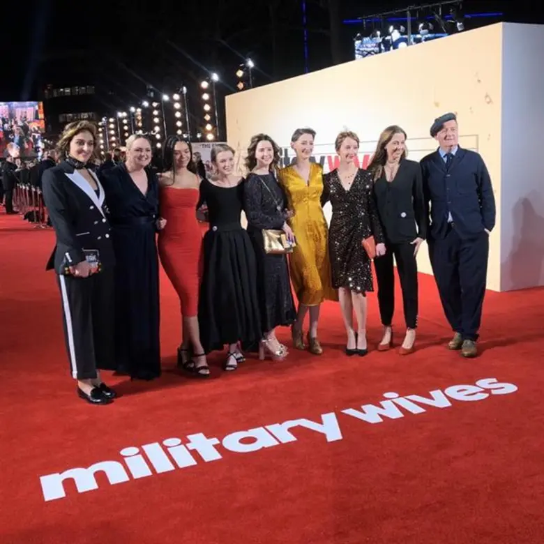 เปิดตัวหนังอังกฤษฟีลกู้ด MILITARY WIVES คริสติน สก็อต โธมัส - ชารอน ฮอร์แกน เดินพรมแดงกลางกรุงลอนดอน ประสานเสียงรีวิวหนังสุดประทับใจ