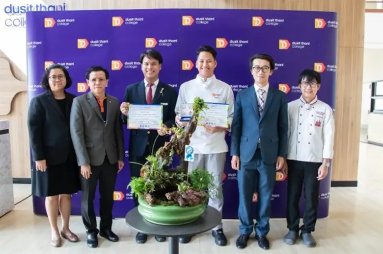 ดร.อรรถเวทย์ พฤกษ์สถาพร (ที่ 2 จากขวา) รั...