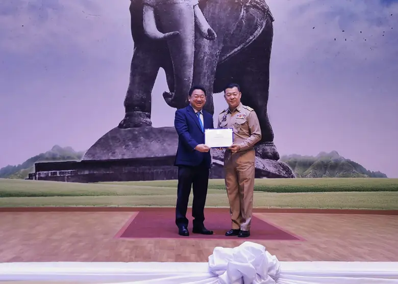นายชูวิทย์ จึงธนสมบูรณ์ (ซ้าย) ประธานเจ้า...