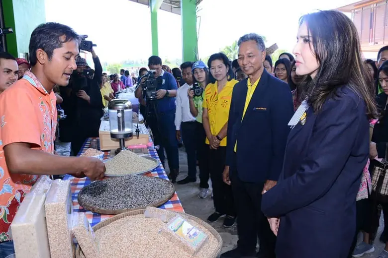 รมช.มนัญญา เยี่ยมชมแปลงนาสาธิตร่วมอนุรักษ์ วิถีดั้งเดิม อำเภอนาโยง จังหวัดตรัง