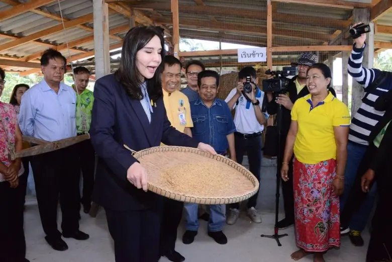 รมช.มนัญญา เยี่ยมชมแปลงนาสาธิตร่วมอนุรักษ์ วิถีดั้งเดิม อำเภอนาโยง จังหวัดตรัง