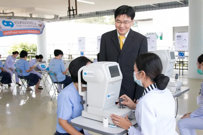 แว่นท็อปเจริญ ตรวจวัดสายตาและประกอบแว่นใหม่ให้แก่ผู้ต้องขังหญิง ภายใต้ “โครงการราชทัณฑ์ ปันสุขฯ” ณ ทัณฑสถานบำบัดพิเศษหญิงปทุมธานี