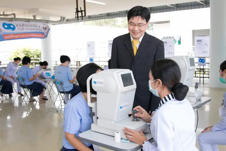 แว่นท็อปเจริญ ตรวจวัดสายตาและประกอบแว่นใหม่ให้แก่ผู้ต้องขังหญิง ภายใต้ “โครงการราชทัณฑ์ ปันสุขฯ” ณ ทัณฑสถานบำบัดพิเศษหญิงปทุมธานี