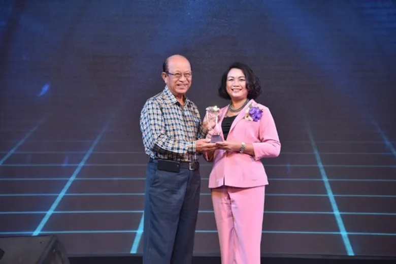 มหาวิทยาลัยกรุงเทพ “ความรู้คู่ความดี” มอบศิษย์เก่าดีเด่นมหาวิทยาลัยกรุงเทพ ประจำปี 2563 ผู้อำนวยการฝ่ายพัฒนาศักยภาพอุตสาหกรรมไมซ์ สำนักงานส่งเสริมการจัดประชุมและนิทรรศการ (องค์การมหาชน)