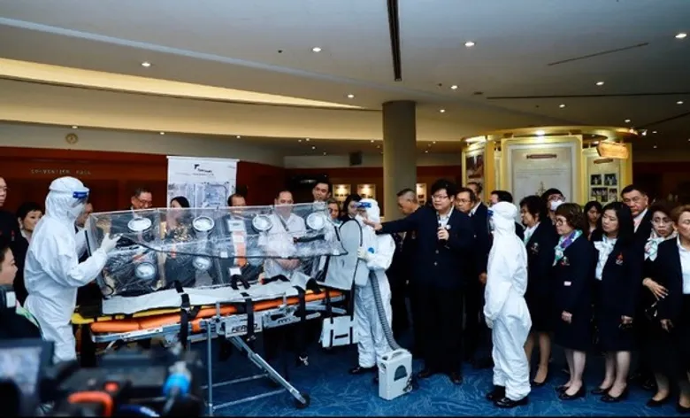 ราชวิทยาลัยจุฬาภรณ์ รับมอบแคปซูลความดันลบสำหรับป้องกันการแพร่กระจายของเชื้ออันตรายกรณีเคลื่อนย้ายส่งต่อการรักษาผู้ป่วย อีกหนึ่งมาตรการในการเตรียมพร้อมรับมือ “COVID-19” รองรับสถานการณ์และความปลอดภัยแก่ผู้รับบริการ โรงพยาบาลจุฬาภรณ์