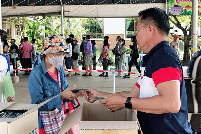 เพิ่มมาตรการคัดกรองเข้มข้นสกัดเชื้อไวรัสโควิด – 19 ในกิจกรรมแจก M HERBS สูตรหมอแสง