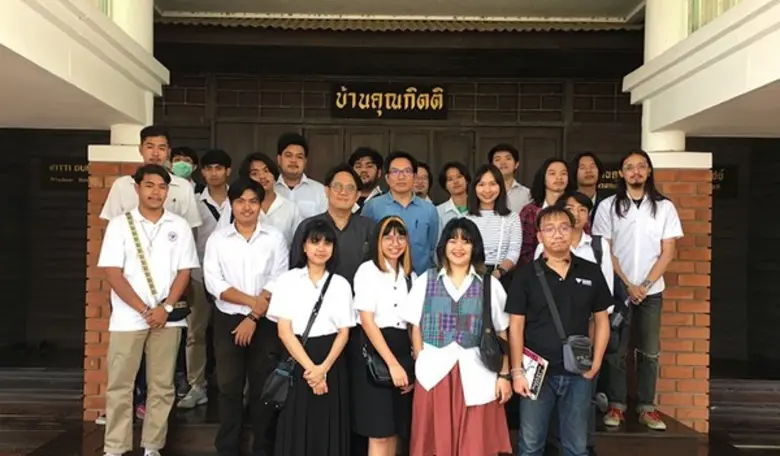 อาจารย์และนักศึกษาคณะสถาปัตยกรรมศาสตร์ มหาวิทยาลัยก...