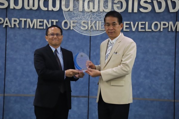 ก.แรงงาน มอบโล่เอกชน หนุนงบฝึกทักษะแรงงาน