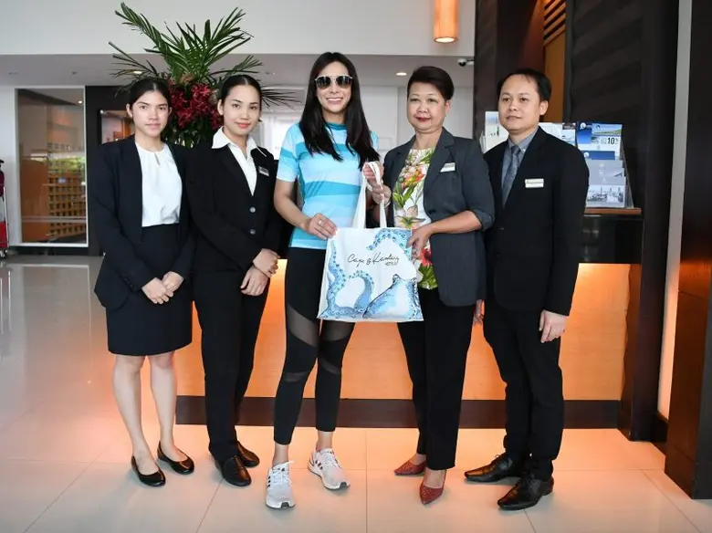 ยิ่งยศ สีมี (คนที่ 5 จากซ้าย) ผู้จัดการแผนกต้อนรับส...