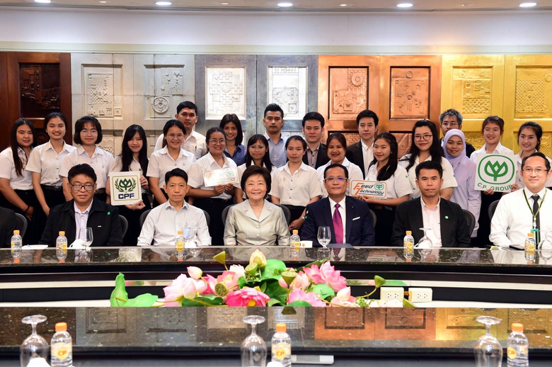 นางภัทนีย์ เล็กศรีสมพงษ์ (แถวนั่งที่ 3 จา...