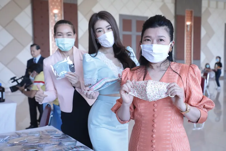 'สาธิตกรุงเทพธนฯ-ม.กรุงเทพธนฯ-กพร.’ ร่วมผลิตหน้ากากผ้า-เจลล้างมือ แจก ปชช.
