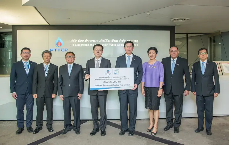 Mr. Phongsthorn Thavisin (4th from right)...