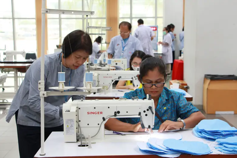 ซิงเกอร์ จัดโครงการ “เย็บหน้ากากอนามัยให้โรงพยาบาล” แล้วเสร็จกว่า 5 พันชิ้น ส่งมอบโรงพยาบาล ลดการขาดแคลนช่วงโควิด-19