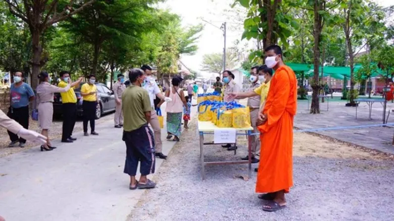 ถึงเวลา พระช่วยโยม ตั้งโรงทานต้านโควิด” ณ วัดโตนด