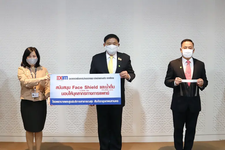 นางวันเพ็ญ อรรชุนเดชะ (ซ้าย) ผู้ช่วยกรรมก...