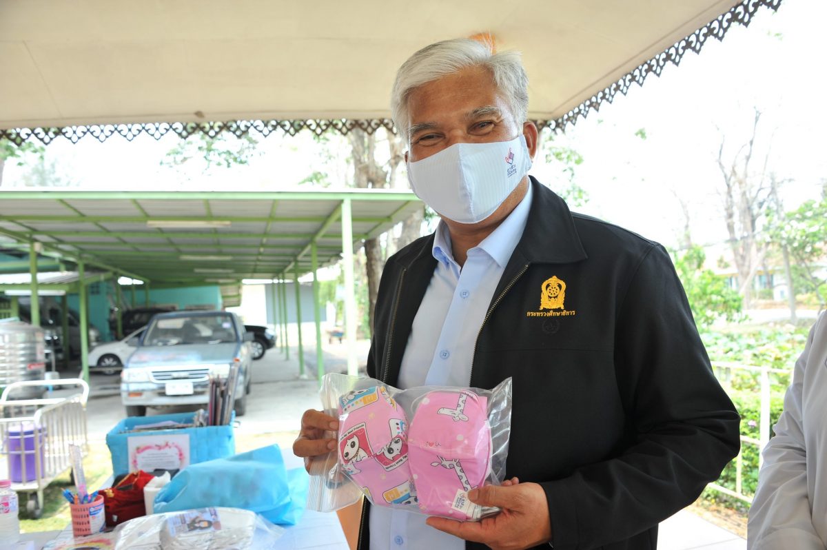 สอศ. ส่งมอบ “แมส-อาชีวะ” ให้ 5 โรงพยาบาลวันนี้ และสถานเลี้ยงเด็กกำพร้า ปทุมธานี