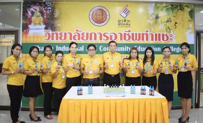 ภาพข่าว: สุดว้าว! การอาชีพท่าแซะ จ.ชุมพร ผลิตสบู่เหลวล้างมือจากน้ำมะพร้าวกะทิวัตถุดิบชุมชน ต้านภัยโควิด-19