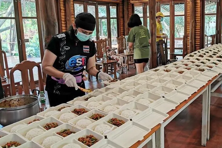 Gossip News: ASIAN ปันน้ำใจ ส่งมอบอาหารให้ทีมสาธารณสุขและผู้เฝ้าระวังใน จ.สมุทรสาคร
