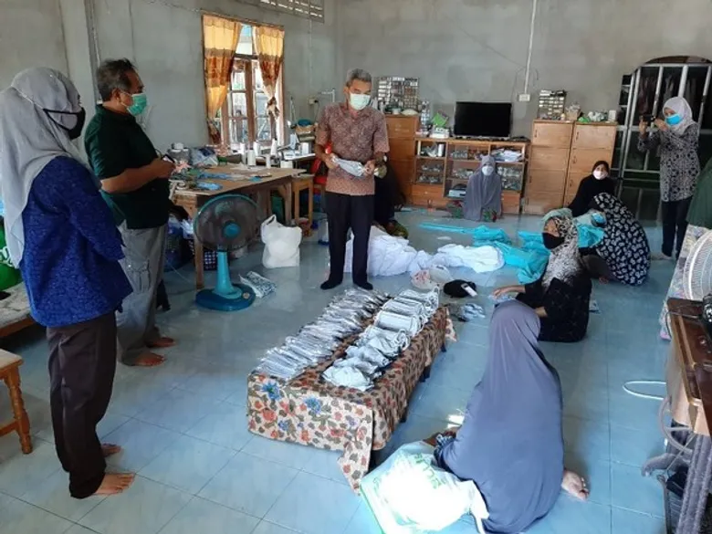 สพร.23 ปัตตานี ร่วมกับเครือข่ายชาวบ้านสาธิตการทำหน้ากากอนามัย มอบให้กับประชาชนในพื้นที่
