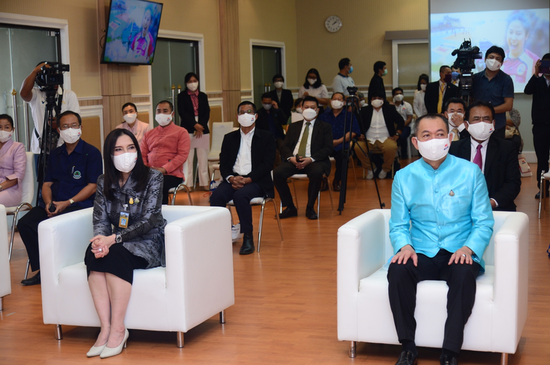 รัฐมนตรีเกษตรฯ ร่วมส่งมอบผลิตภัณฑ์นม ยู.เอช.ที.ไทยเดนมาร์ค ให้แก่เจ้าหน้าที่ทุกหน่วยงานในสังกัด หวังมอบกำลังใจและสุขภาพที่แข็งแก่ผู้ปฏิบัติงาน