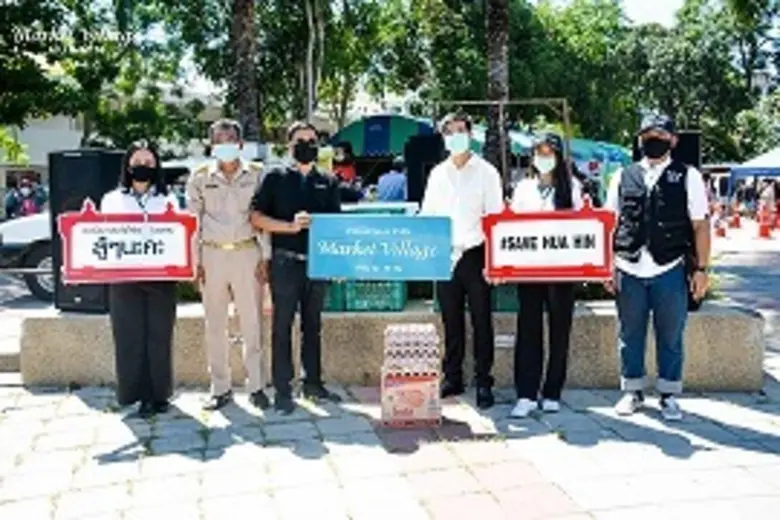 คุณอมรเทพ อ่วมมีเพียร พร้อมทีมศูนย์การค้า...
