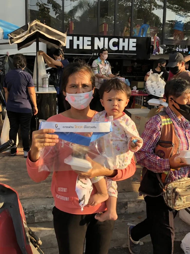 ภาพข่าว: ดี - แลนด์ เดินสายส่งมอบความห่วงใยและกำลังใจสู่สังคมร่วมแจก Face Shield ป้องกัน COVID-19