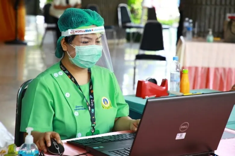 ออฟฟิศเมท มอบ Face Shield และ เจลแอลกอฮอล์ ให้แก่ รพ.รามาธิบดี