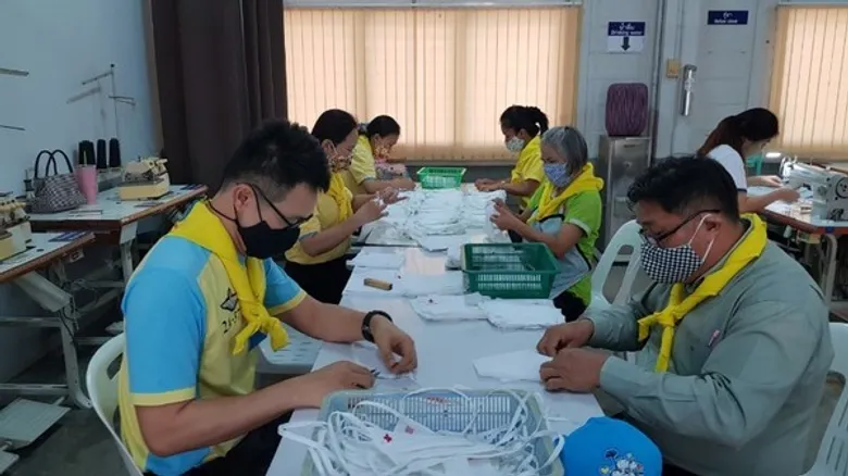สพร.19 เชียงใหม่ ระดมกำลังตัดเย็บหน้ากากอนามัยแบบผ้า ให้สภากาชาดไทยนำไปมอบต่อให้ประชาชน