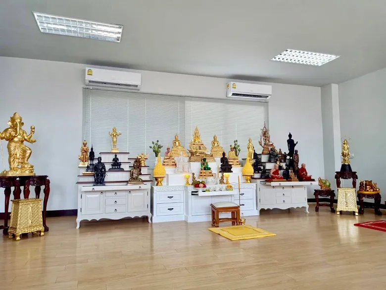'ครูเอิร์น’ นำคณะครูสาธิตกรุงเทพธนฯ ร่วมจัดโต๊ะหมู่บูชาพระ เพื่อเป็นสิริมงคล