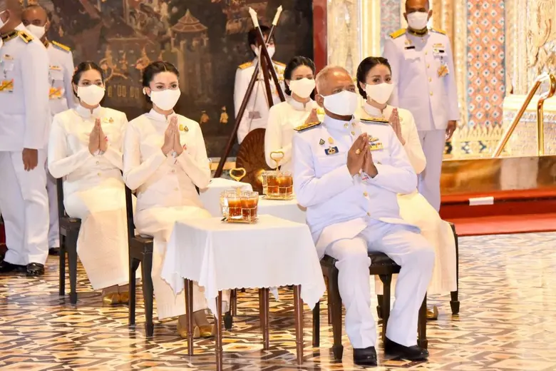 พระบาทสมเด็จพระเจ้าอยู่หัว ทรงพระกรุณาโปร...