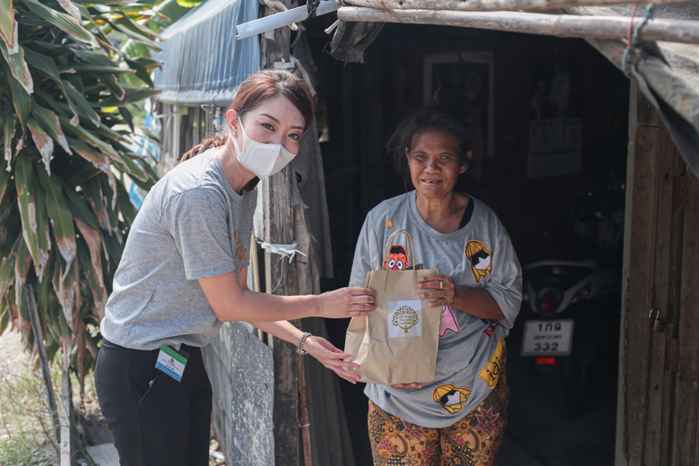 ภาพข่าว: มูลนิธิเฮอริเทจประเทศไทย ร่วมกับองค์การบริหารส่วนตำบลคลองมะเดื่อ นำชุดผลิตภัณฑ์ที่จำเป็นลงพื้นที่ช่วยเหลือชุมชนที่เดือดร้อน