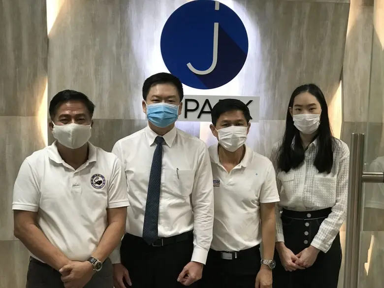 นายสมภพ ศักดิ์พันธ์พนม (ซ้ายสุด) ประธานกร...