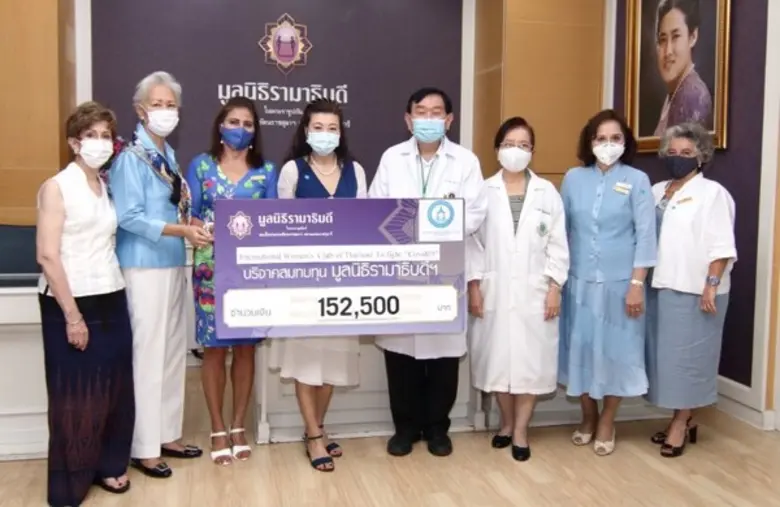 คุณมุกดา ซอเร็นเซ่น (คนที่ 4 จากซ้าย) ประ...