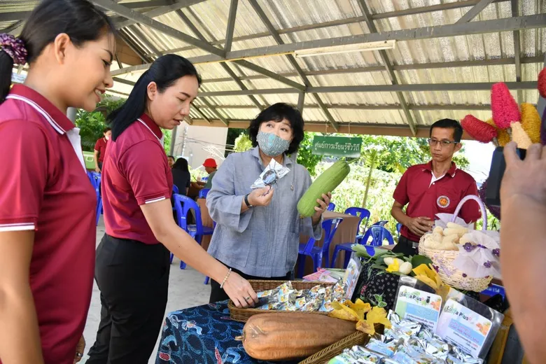 วิทยาลัยการอาชีวศึกษาปทุมธานี จัดทำโครงการชีววิถี "สารพันสร้างสรรค์ มหัศจรรย์บวบ" และโครงการ "อาหารปลอดภัย ร่วมใจสู้ภัยโควิด-19"