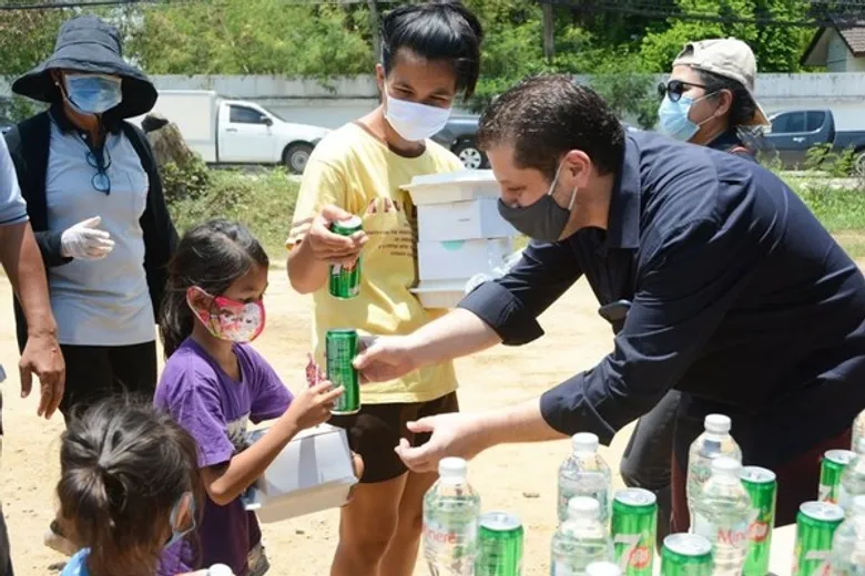 โรงแรมเลอ เมอริเดียน สุวรรณภูมิฯ ส่งมอบอาหารกลางวันในชุมชนบางพลีใหญ่ ร่วมบรรเทาสาธารณภัยโควิด-19