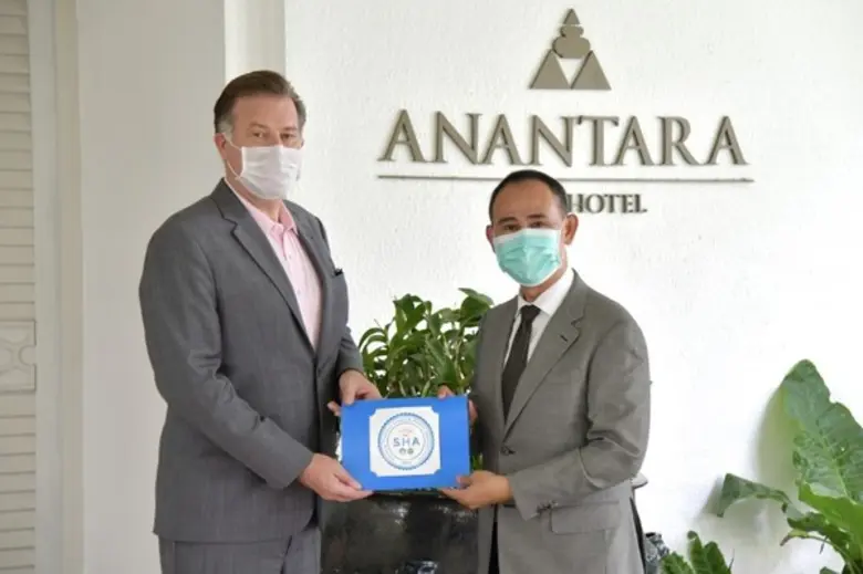 Mr. Khemmapol Auitayakul (right), the Sec...