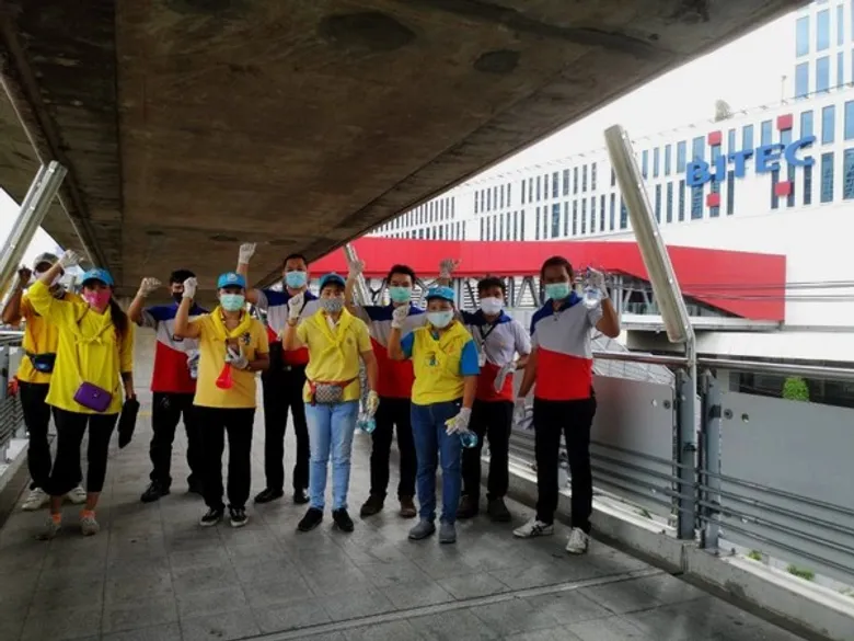 ไบเทค ร่วมกับสำนักงานเขตบางนา และประชาชนจิตอาสา ป้องกันโควิด-19 จัดกิจกรรมทำความสะอาดบริเวณสกายวอล์กช่วงสี่แยกบางนาถึง BTS บางนา