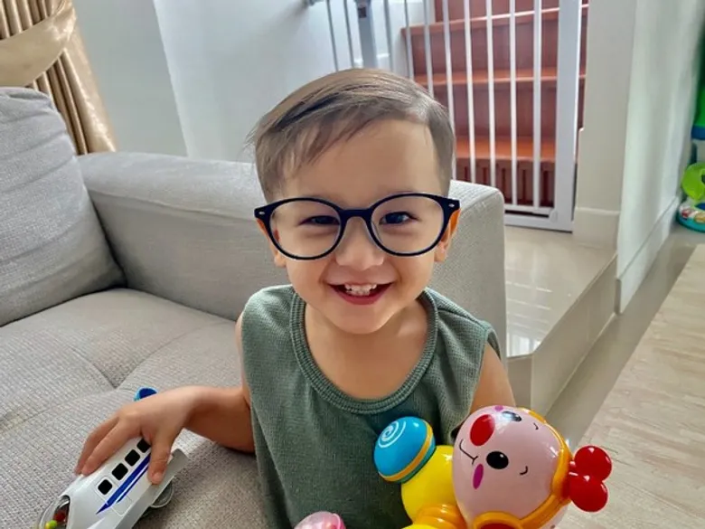 พ่อแม่ต้องใส่ใจ!! ปัญหาอันตรายของแสงสีน้ำเงินที่ส่งผล ต่อสุขภาพตาของเด็กยุคดิจิทัล