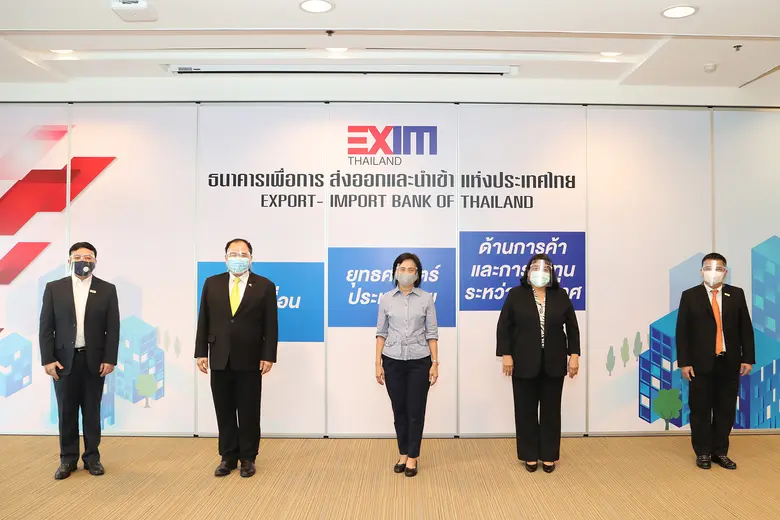 นางวรรธนา มงคลศรี (กลาง) รองกรรมการผู้จัดการ ธนาคาร...