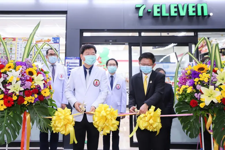 รศ.นพ.พฤหัส ต่ออุดม ผู้อำนวยการโรงพยาบาลธรรมศาสตร์เ...