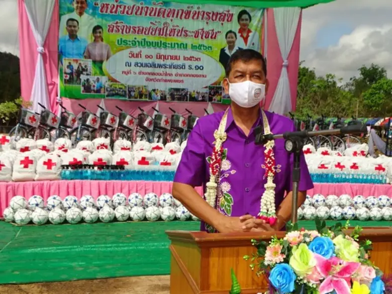 นายสุนทร แก้ววิฬา ผู้อำนวยการฯ และเจ้าหน้...
