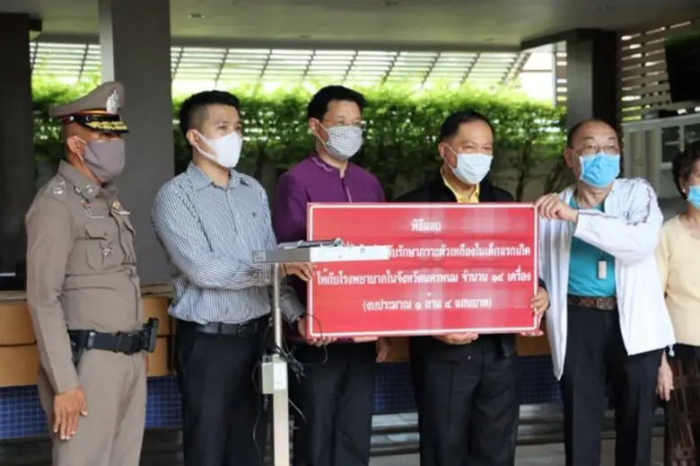 ผู้ปกครองเด็กแรกเกิดใน จ.นครพนม เฮ “มูลนิธิยุวพัฒน์” บริจาคเครื่องส่องไฟรักษา ภาวะตัวเหลืองฯ ให้ 9 รพ.ชุมชน รวม 14 เครื่อง