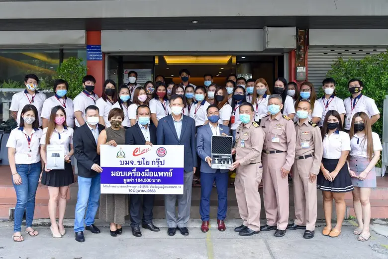 นายสุขสันต์ ยศะสินธุ์ (ที่ 6 จากขวา) ประธ...