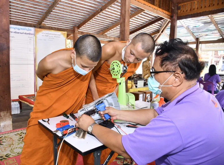 ว.บริหารธุรกิจและการท่องเที่ยวกรุงเทพเข้าวัดสอนพระเณรฝึกอาชีพขยายผลสู่ชุมชน