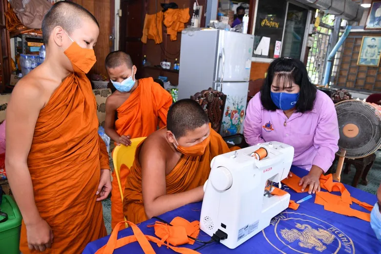 ว.บริหารธุรกิจและการท่องเที่ยวกรุงเทพเข้าวัดสอนพระเณรฝึกอาชีพขยายผลสู่ชุมชน